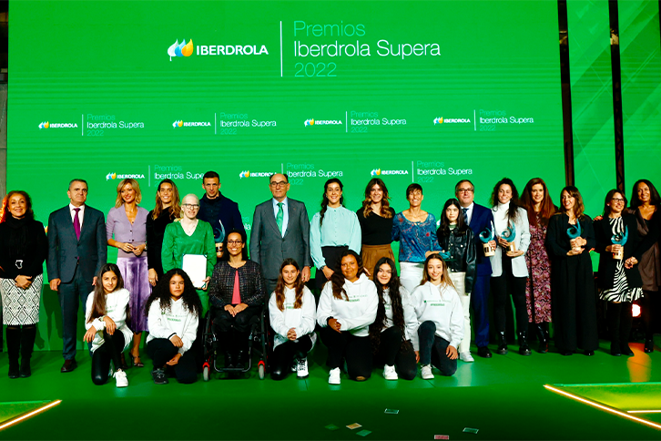 Foto de familia con los premiados y los participantes