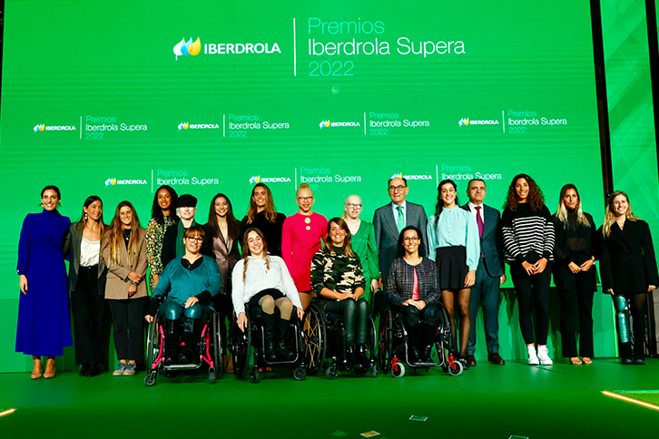 The executive chairman Ignacio Galán with the athletes