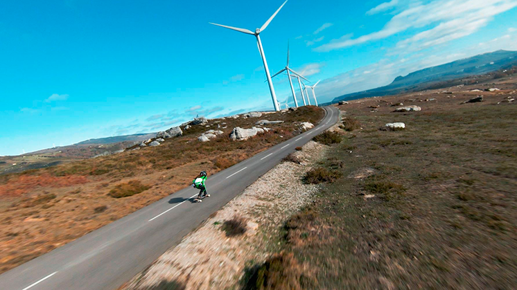 Retamos a Alejandra Cárdenas, una de las mejores patinadoras de downhill del mundo, a que bajase por nuestro parque eólico más inclinado.