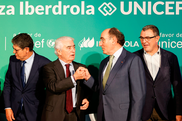 O Presidente Executivo da Iberdrola, Ignacio Galán (terceiro da esquerda), no Centro Nacional de Referência para a Formação e Emprego em Leganés (CRN Leganés), e Gustavo Suárez Pertierra (segundo da esquerda), presidente da UNICEF Espanha, na apresentação da parceria com a agência das Nações Unidas.