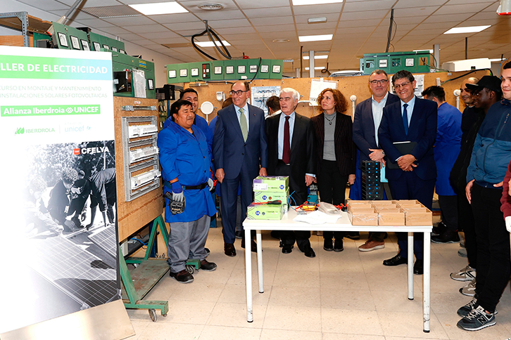 Iberdrola Chairman Ignacio Galán (third from left) at the National Reference Center for Training and Employment in Leganés (CRN Leganés), and UNICEF Spain President Gustavo Suárez Pertierra (second from left) at the presentation of the partnership with the United Nations agency.