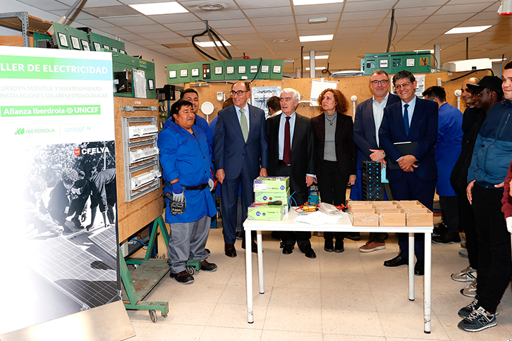 O Presidente Executivo da Iberdrola, Ignacio Galán (terceiro da esquerda), no Centro Nacional de Referência para a Formação e Emprego em Leganés (CRN Leganés), e Gustavo Suárez Pertierra (segundo da esquerda), presidente da UNICEF Espanha, na apresentação da parceria com a agência das Nações Unidas.