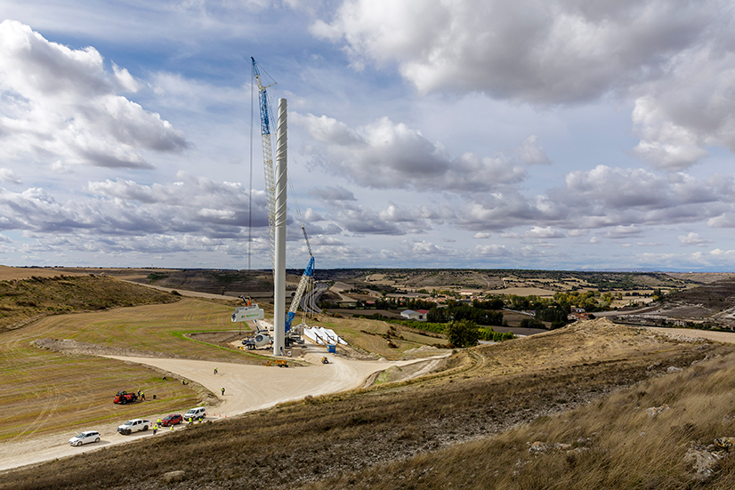 Imagens do primeiro aerogerador instalado pela Iberdrola no parque eólico Herrera II, em Burgos (2020)