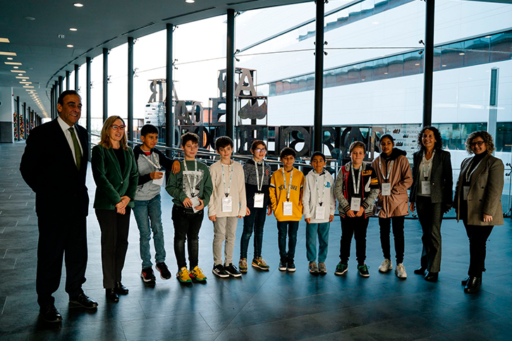 Durante a visita, guiada por Noemí Alonso, diretora do centro, os estudantes foram acompanhados pela diretora geral da Agência Basca de Inovação, a Innobasque, Leire Bilbao; pelo conselheiro da Juventude e Esporte da Prefeitura de Bilbao, Itxaso Erroteta; e pelo diretor da Região Norte do i-DE, do Grupo Iberdrola, Javier Arriola.