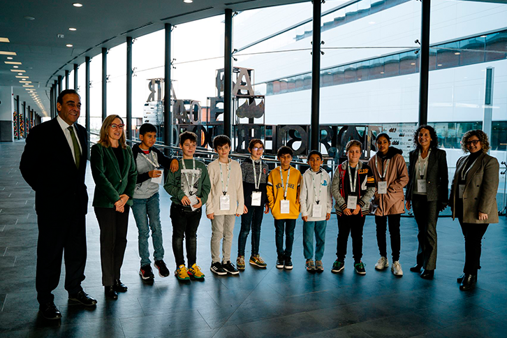 En la visita, guiada por Noemí Alonso, directora del centro, los estudiantes han estado acompañado por la directora general de la Agencia Vasca de la Innovación, Innobasque, Leire Bilbao; la concejala de Juventud y Deporte del Ayuntamiento de Bilbao, Itxaso Erroteta; y el director de la Región Norte de i-DE, del Grupo Iberdrola, Javier Arriola.