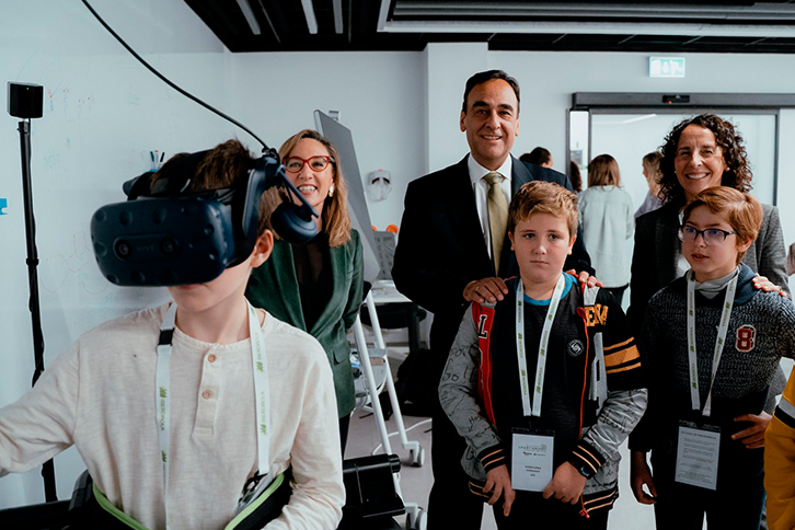 Os estudantes usam a realidade virtual para observar como as subestações são medidas