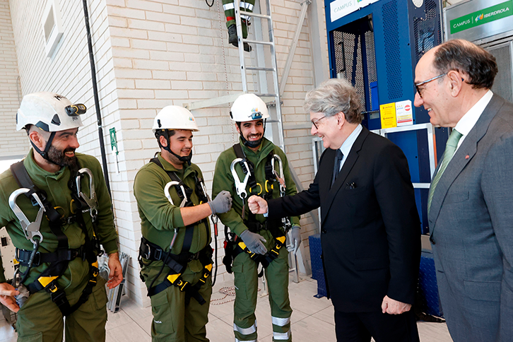 Thierry Breton, comisario europeo de Industria, e Ignacio Galán, presidente de Iberdrola, saludan a unos empleados.