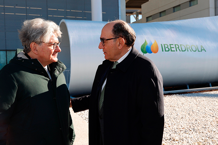 Thierry Breton (left), European Commissioner for Industry, talks with Ignacio Galán (right), Executive Chairman of Iberdrola.