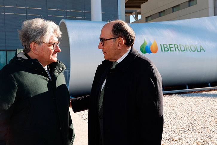 Thierry Breton (esquerda), comissário europeu da Indústria, conversa com Ignacio Galán (direita), Presidente Executivo da Iberdrola.