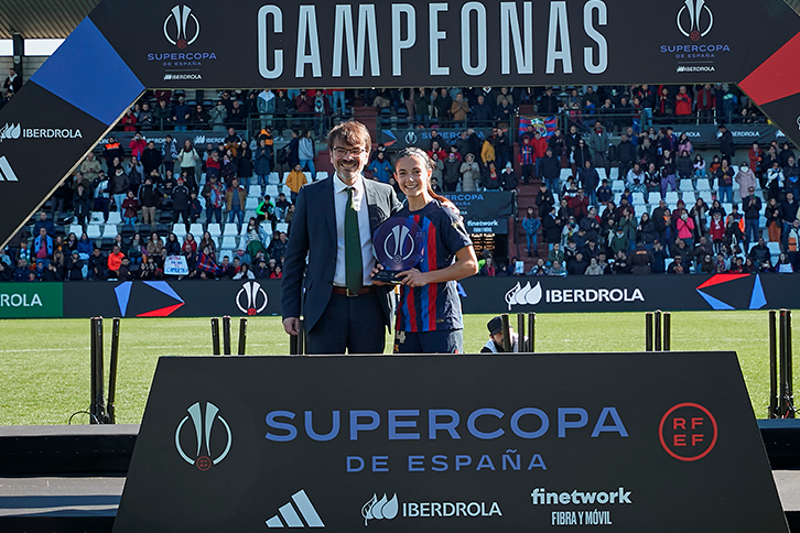 David Martín Arevalillo, delegado da Iberdrola na Extremadura, presenteia Aitana Bonmatí com o prémio MVP (Most Valuable Player) para a Supertaça Espanhola da Iberdrola.