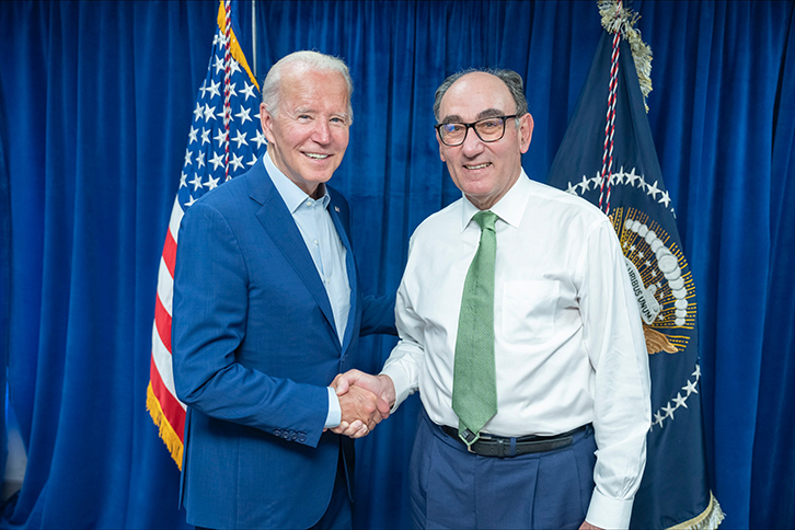 O Presidente dos EUA Joe Biden aperta a mão de Ignacio Galán, Presidente da Iberdrola