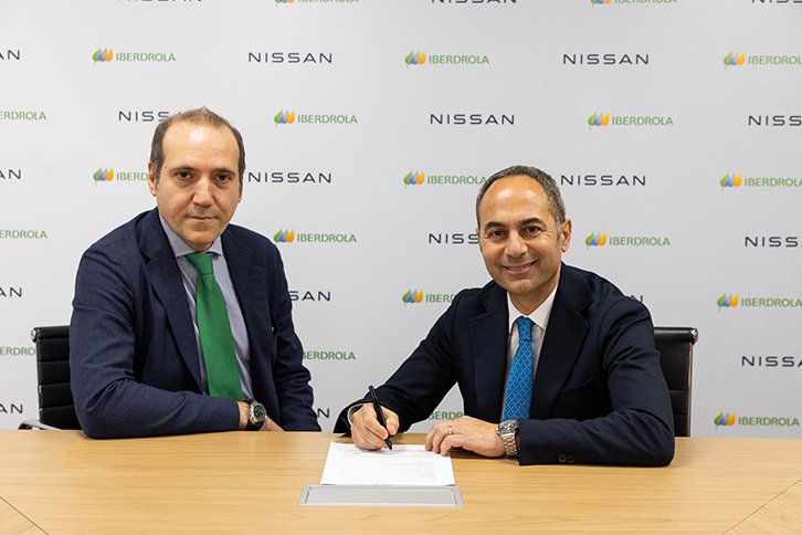Marco Toro, presidente e CEO da Nissan Itália, e Lorenzo Costanti, country manager da Iberdrola, assinam o acordo.