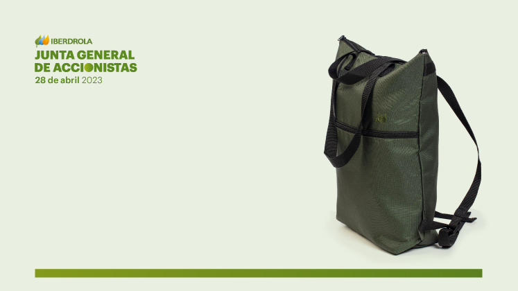 Foto del obsequio conmemorativo, una bolsa nevera fabricada con el plástico reciclado de 7 botellas (PET) de 500 ml usadas.