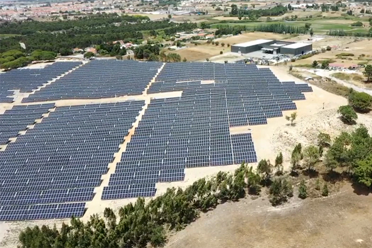 Iberdrola continues to make progress in the development of its renewable projects in Portugal. The company has begun work on the installation of the Montechoro I and II photovoltaic complexes, with 11.57 and 25 MW respectively, in the town of Albufeira, in southern Portugal.