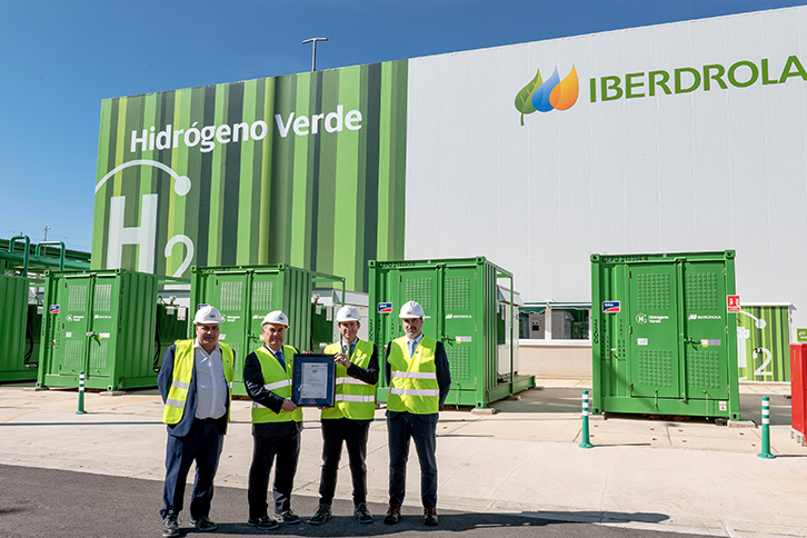 From left to right: Carlos Funez, Green Hydrogen Business Development; Antonio Conteras, AENOR's Castilla-La Mancha director; Ibán Molina, Iberdrola's Green Hydrogen Spain director and José Luis Moreno, AENOR's Key Accounts Director.