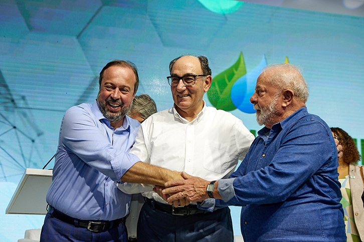 Ignacio Galán, Presidente Executivo da Iberdrola (no centro), com Luiz Inácio Lula da Silva, presidente do Brasil, e Alexandre Silveira, Ministro de Minas e Energia.