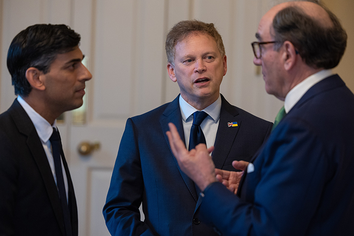 Ignacio Galán, Presidente Executivo da Iberdrola; Rishi Sunak, primeiro-ministro britânico e Grant Shapps, secretário de Segurança Energética do Reino Unido.