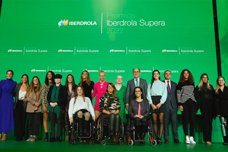 El presidente, Ignacio Galán, junto a las deportistas en la edición de 2022.