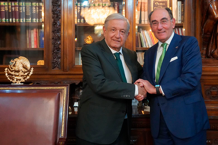 The President of Mexico, Andrés Manuel López Obrador (AMLO), and the Iberdrola Executive Chairman, Ignacio Galán.