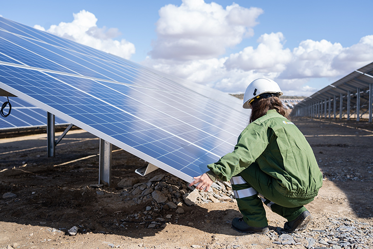 Instalação de painéis fotovoltaicos na usina Nuñez de Balboa.