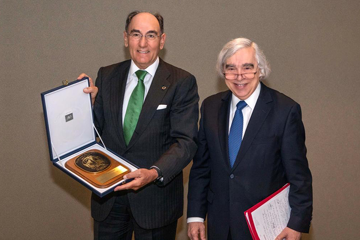 Ernest Moniz presents World Jurist Association Medal of Honor to Ignacio Galán