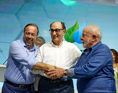 Ignacio Galán, presidente de Iberdrola (en el centro), junto a Luiz Inácio Lula da Silva, presidente de Brasil, y Alexandre Silveira, ministro brasileño de Minas y Energía
