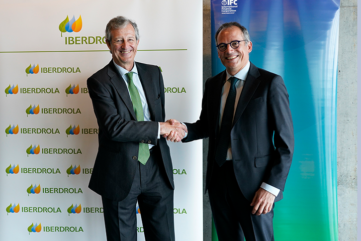 José Sainz Armada, Diretor de Finanças, Controle e Desenvolvimento Corporativo da Iberdrola, e Alfonso García Mora, Vice-Presidente da IFC na Europa, América Latina e Caribe.