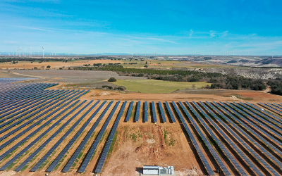 Construimos la primera planta híbrida eólica y solar de España