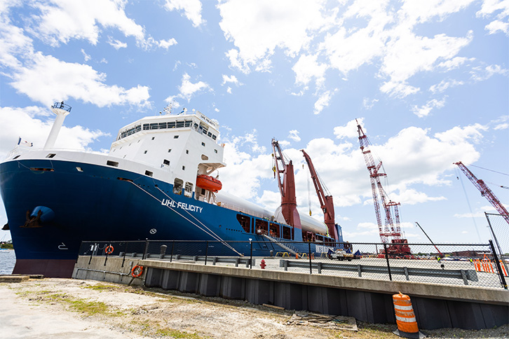 Uma barcaça especializada transportará as peças para o local do parque eólico, processo que será feito a partir do verão europeu.