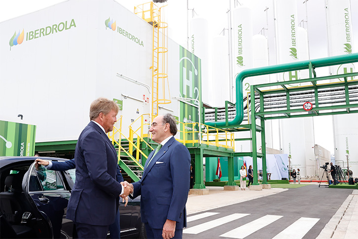 El presidente de Iberdrola, Ignacio Galán, recibe en la planta de Puertollano a Su Majestad el Rey de Países Bajos.