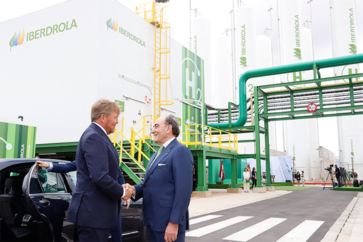 O presidente executivo da Iberdrola, Ignacio Galán, recebe Sua Majestade o Rei dos Países Baixos na usina de Puertollano.