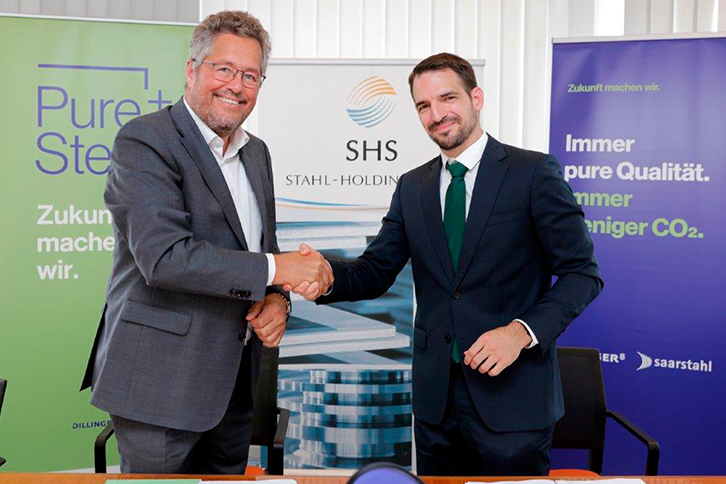 Felipe Montero, CEO of Iberdrola Germany, shakes hands with Karl-Ulrich Köhler, Chairman of the Board of SHS