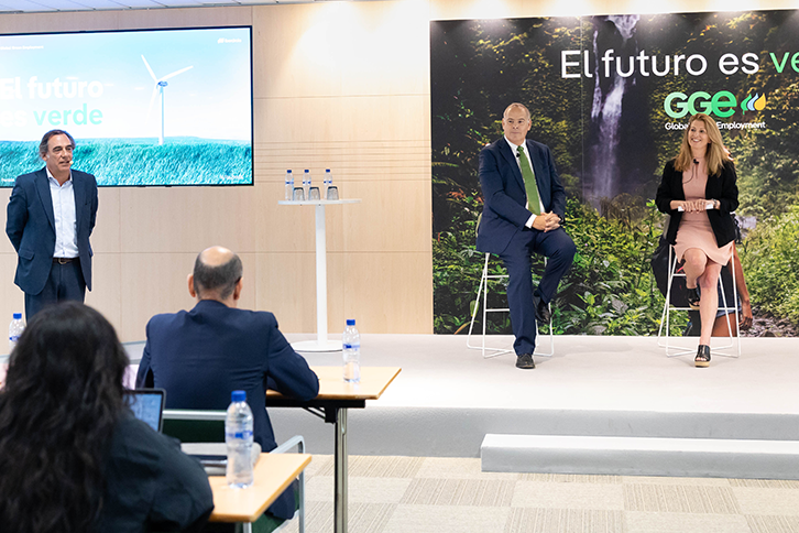 Mario Ruiz Tagle, CEO da Iberdrola España, junto com Estrella Martín Segurado, diretora de talento global.