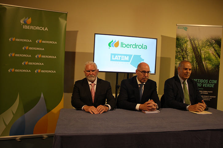 The executive president of LatemAluminium, Macario Fernández, the CEO of Iberdrola Spain, Mario Ruiz-Tagle, and the deputy minister of Economy and Competitiveness of the Junta de Castilla y León, Carlos Martín Tobalina, formalized the alliance this morning.