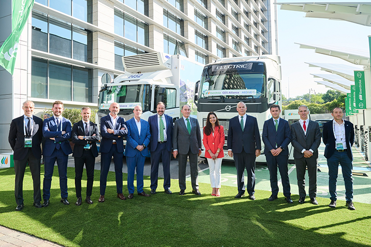 Ignacio S. Galán, presidente-executivo da Iberdrola, Mario Ruiz-Tagle, CEO da Iberdrola Espanha, e Agustín Delgado, Diretor de Inovação e Sustentabilidade do Grupo Iberdrola, juntamente com representantes do setor.