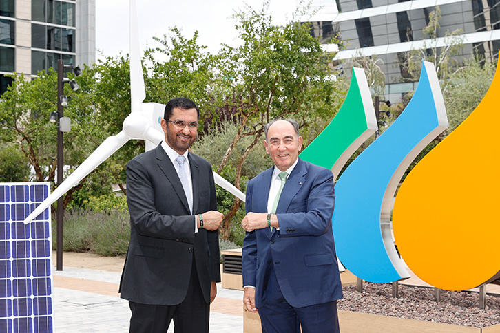 Sua Excelência Sultan Al Jaber, Presidente da Masdar, e Ignacio Galán, presidente executivo da Iberdrola em Madri, usam a pulseira da próxima COP28.