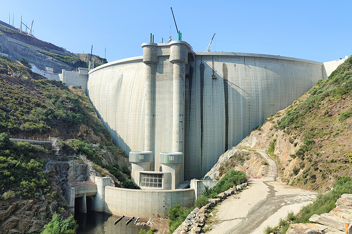 A represa do Alto Tâmega já está totalmente concluída. A construção consiste em uma grande barragem em arco de curvatura dupla, com 104,5 metros de altura, 220.000 m3 de concreto e 335 metros de comprimento de crista.