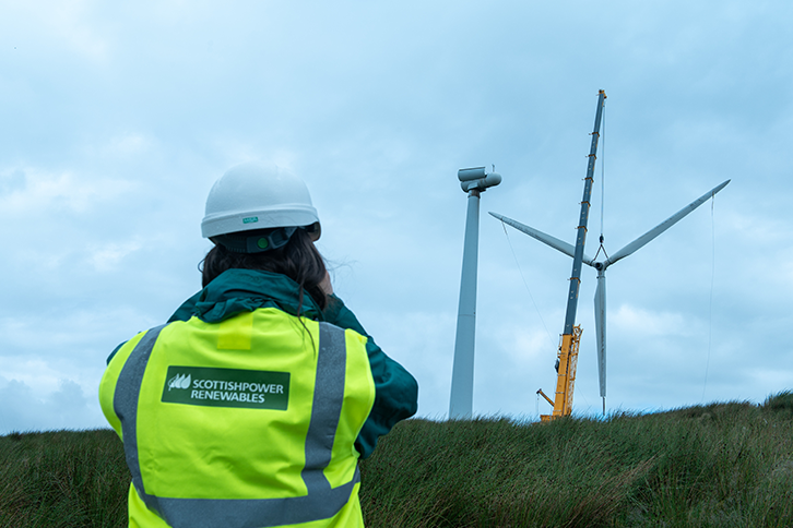 En funcionamiento desde 1995, el parque eólico de Hagshaw Hill de ScottishPower Renewables, en South Lanarkshire, estuvo a la vanguardia de la producción de energía eólica en Escocia, generando más de 895 MWh a lo largo de sus 28 años de vida útil.