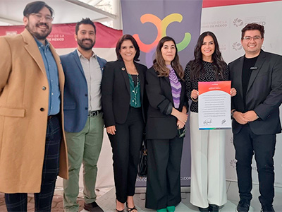 Representantes da Iberdrola México comemoram a parceria com a Pride Connection.