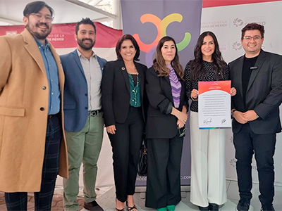 Representantes de Iberdrola México celebran la alianza con Pride Connection.