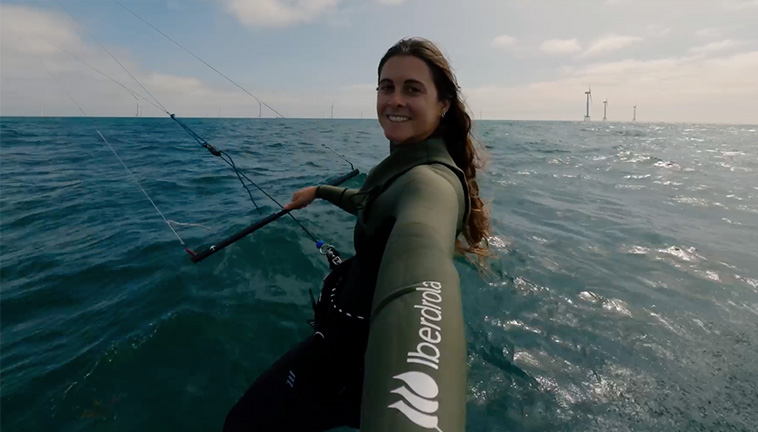 Gisela Pulido, navegando con su tabla de kitesurf en el parque eólico East Anglia One.