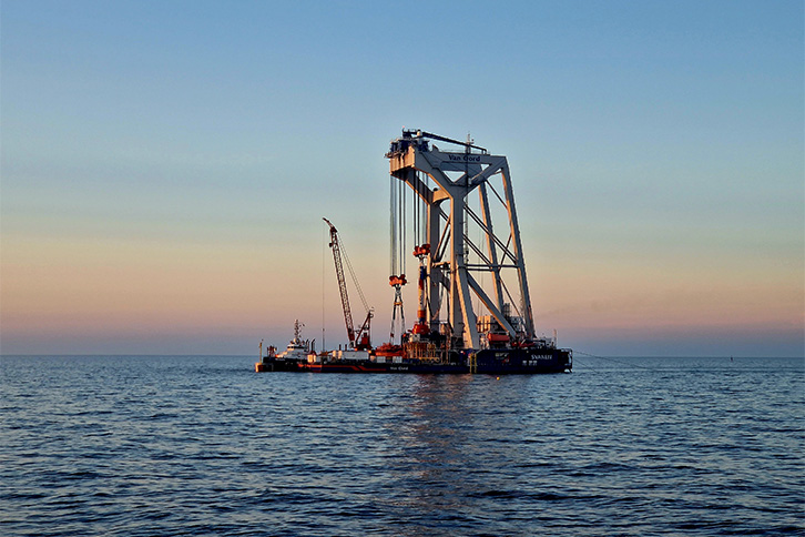 El transporte por barco de los monopilotes del parque eólico marino Baltic Eagle.