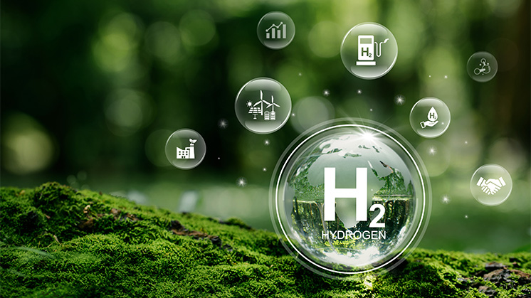 Diferente elementos que representan el Día del Hidrógeno en un paisaje verde.