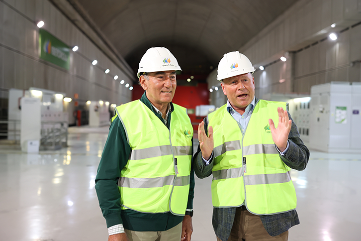 Ignacio Galán, presidente de Iberdrola, junto a Nicolai Tangen, CEO de Norges (NBIM), en la central hidroeléctrica de la Muela (Valencia).