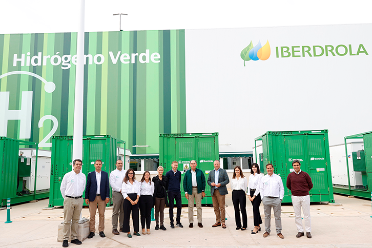 Ignacio Galán, presidente de Iberdrola, y Nicolai Tangen, CEO de Norges, con empleados en la planta de hidrógeno verde de Puertollano (Ciudad Real)
