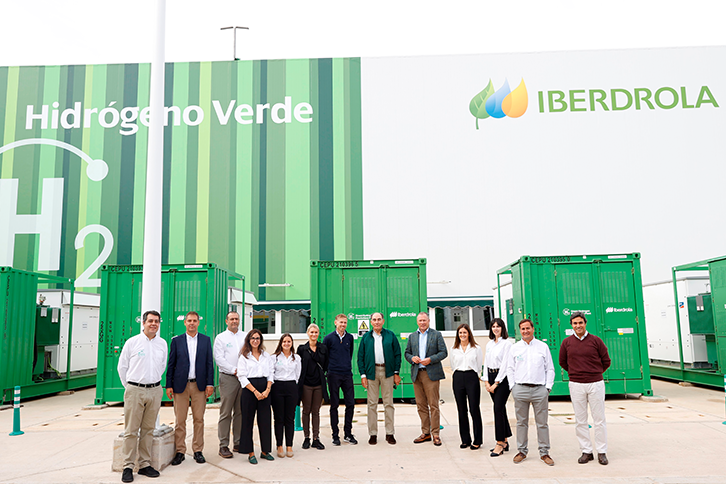 Ignacio Galán, presidente da Iberdrola, e Nicolai Tangen, CEO da Norges, com funcionários da fábrica de hidrogênio verde em Puertollano (Ciudad Real).