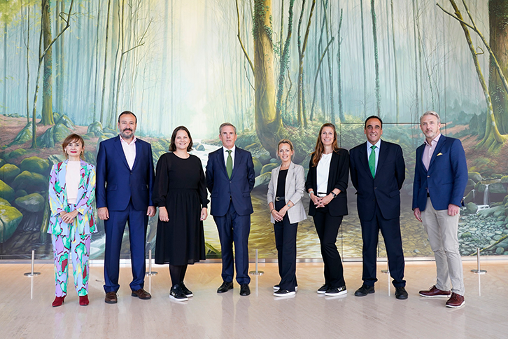 From left to right: Estíbaliz Goñi, Iberdrola Process and Technology Director; Agustín Delgado, Iberdrola Innovation Director; Carolien Oey, Enlite Europe Marketing Director; Asís Canales, Iberdrola People and Services Director; Joanne Wall, Enlit Europe Events Director; Elisabeth Brusse, Enlite Europe Managing Director; Javier Arriola, i-DE Northern Region Director; and Paddy Young, Enlit Europe Director.