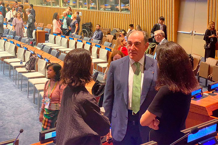 Iberdrola’s Executive Chairman, Ignacio Galán, today submitted the company’s accredited Climate Transition Plan to the UN Secretary-General António Guterres, as the company was recognised as a “first mover and doer” leader at the Climate Ambition Summit, during the UN General Assembly in New York.