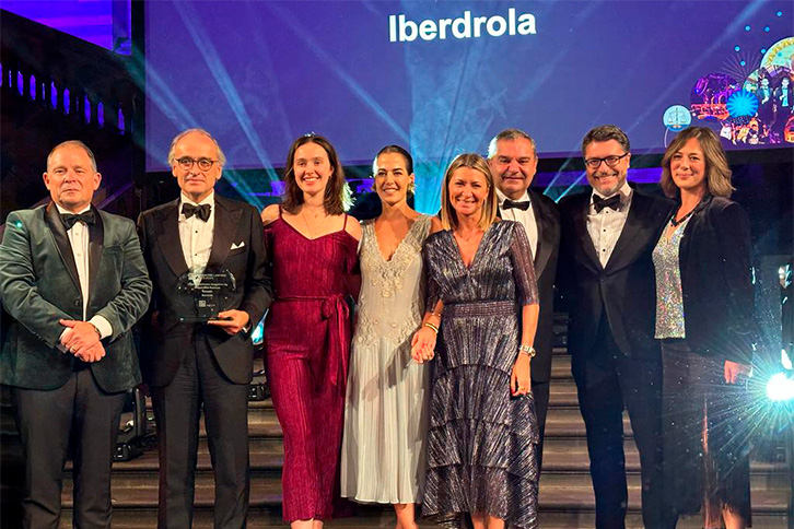 El equipo jurídico y fiscal de Iberdrola recogiendo el premio de manos de Financial Times.