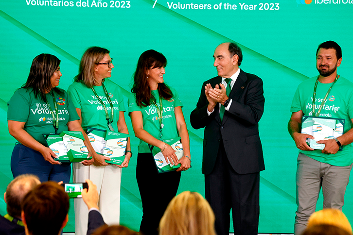 Ignacio Galán entrega os prêmios de voluntariado.
